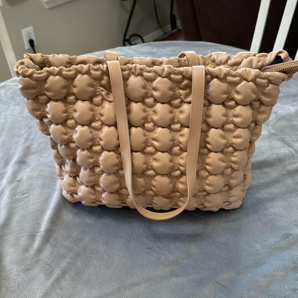 NWOT Expressions Large Tan Puffer Bubble Bag‎ Shoulder Strap Pouch Extra Soft - Picture 1 of 12